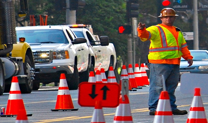 5 Scenarios When to Use Traffic Control Services in the Workplace?